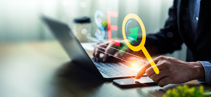 -hands on keyboard with SEO concept to show SEO in age of AI-