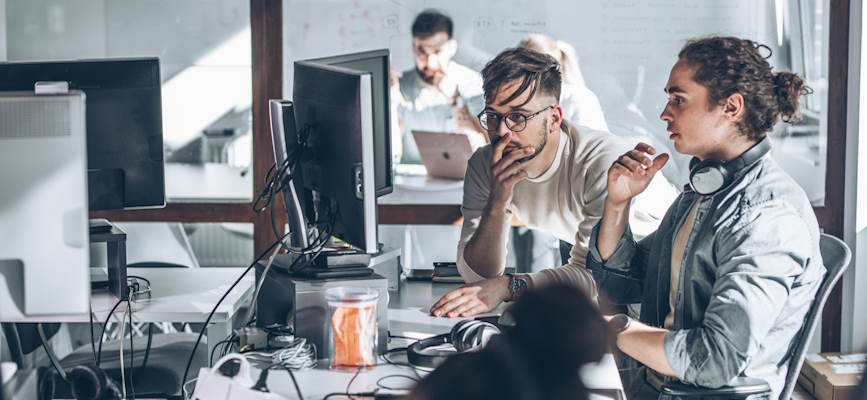 -journalists working in modern newsroom to suggest them thinking about AI use-
