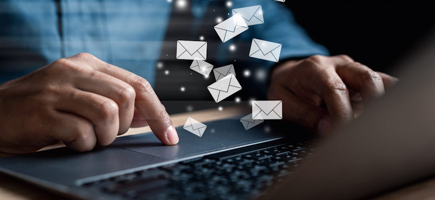 editor sending out newsletters to build subscription and support subscription strategy