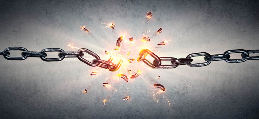 -broken chain link concept to show that audience links are broken because of AI search -